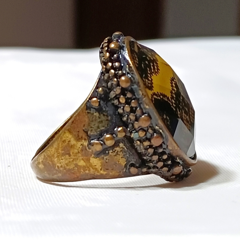 ANTIQUE LOOK GOLD TONE STATEMENT RING - Picture 4 of 6